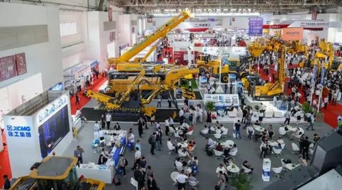 徐工展場(chǎng)人氣爆棚.jpg 徐工展場(chǎng)人氣爆棚.jpg