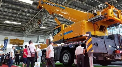 “鋼鐵綠巨人”XCA220全地面起重機(jī).jpg “鋼鐵綠巨人”XCA220全地面起重機(jī).jpg