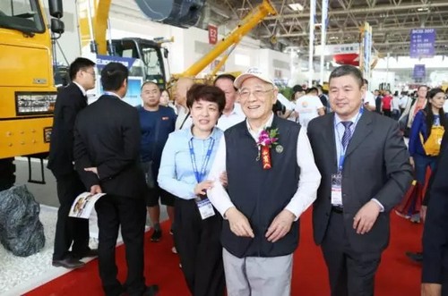 機(jī)械工業(yè)部原部長何光遠(yuǎn)參觀展區(qū)并對(duì)徐工產(chǎn)品贊不絕口.jpg 機(jī)械工業(yè)部原部長何光遠(yuǎn)參觀展區(qū)并對(duì)徐工產(chǎn)品贊不絕口.jpg