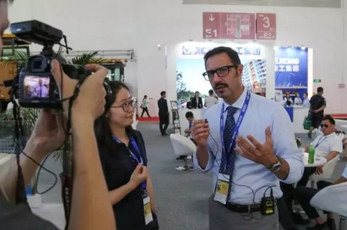 國外客戶對(duì)徐工產(chǎn)品嘆為觀止.jpg 國外客戶對(duì)徐工產(chǎn)品嘆為觀止.jpg