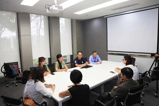 通宿科技CEO李增勇(左二)接受記者采訪_8899.jpg 通宿科技CEO李增勇(左二)接受記者采訪_8899.jpg