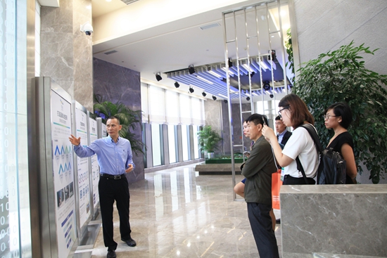 饒錫志向記者介紹新區(qū)入駐企業(yè)情況_9039.jpg 饒錫志向記者介紹新區(qū)入駐企業(yè)情況_9039.jpg