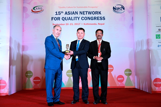 6 山東臨工副總經(jīng)理馬興慶接受頒獎.jpg