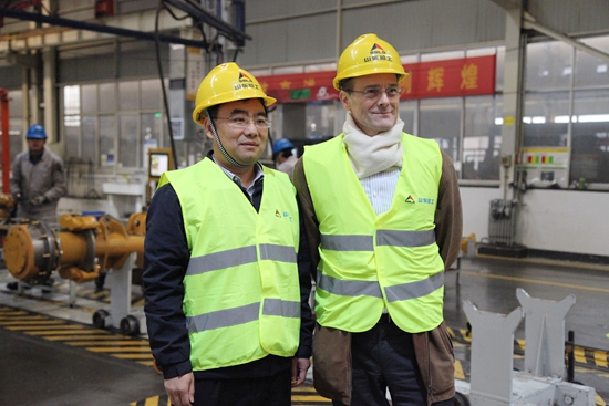 7 山東臨工總經(jīng)理文德剛陪同揚-本尼迪克特?斯廷坎普參觀臨工工廠.jpg