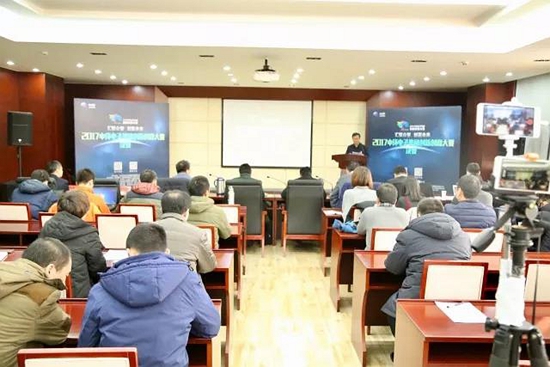 中環(huán)電子集團(tuán)公司副總經(jīng)理秦克景為大賽致辭.jpg 中環(huán)電子集團(tuán)公司副總經(jīng)理秦克景為大賽致辭.jpg