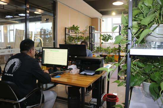 入駐企業(yè)辦公環(huán)境_副本.jpg