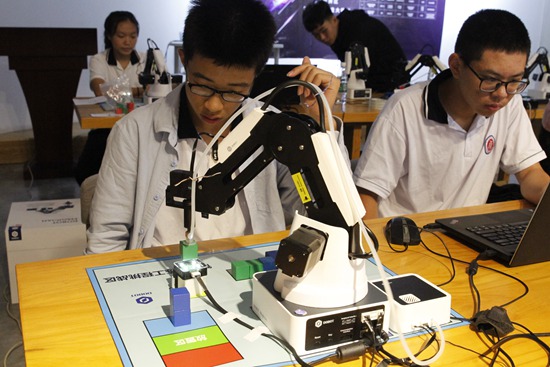 中小學(xué)生參加“越疆機(jī)器人”比賽.JPG