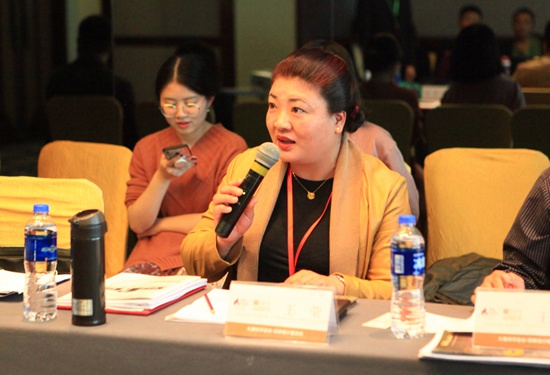 天津市設(shè)計學(xué)學(xué)會秘書長王瑩主持.JPG