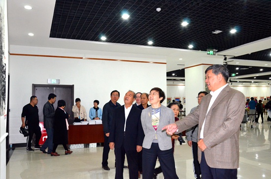 領(lǐng)導(dǎo)參觀科普書畫攝影展.jpg