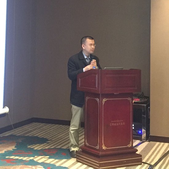 長春理工大學(xué)蔣振剛教授(圖二)做了題為《計算機(jī)輔助治療關(guān)鍵技術(shù)研究》的主旨演講_副本.jpg 長春理工大學(xué)蔣振剛教授(圖二)做了題為《計算機(jī)輔助治療關(guān)鍵技術(shù)研究》的主旨演講_副本.jpg