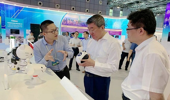 北京市副市長隋振江，在中關(guān)村管委會主任翟立新、副主任翁啟文的陪同下參觀云知聲展臺.jpg