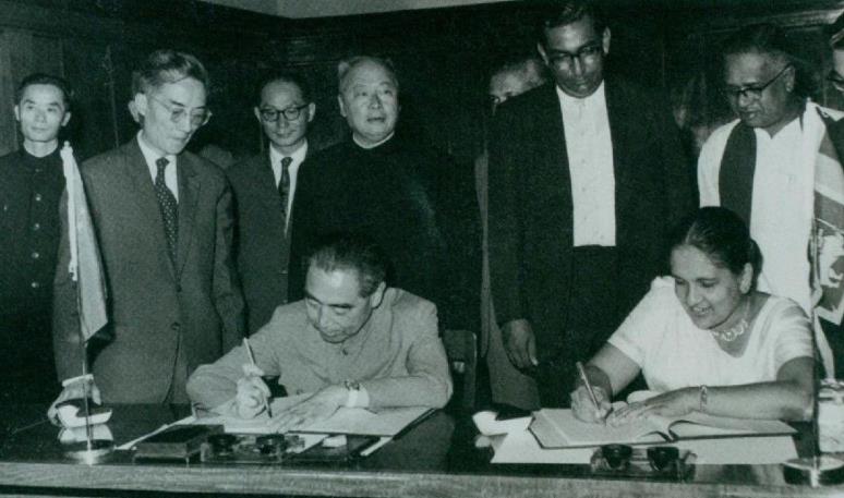 周恩來訪問錫蘭（今斯里蘭卡）時(shí)，和總理西麗馬沃·班達(dá)拉奈克夫人簽署中錫聯(lián)合公報(bào)