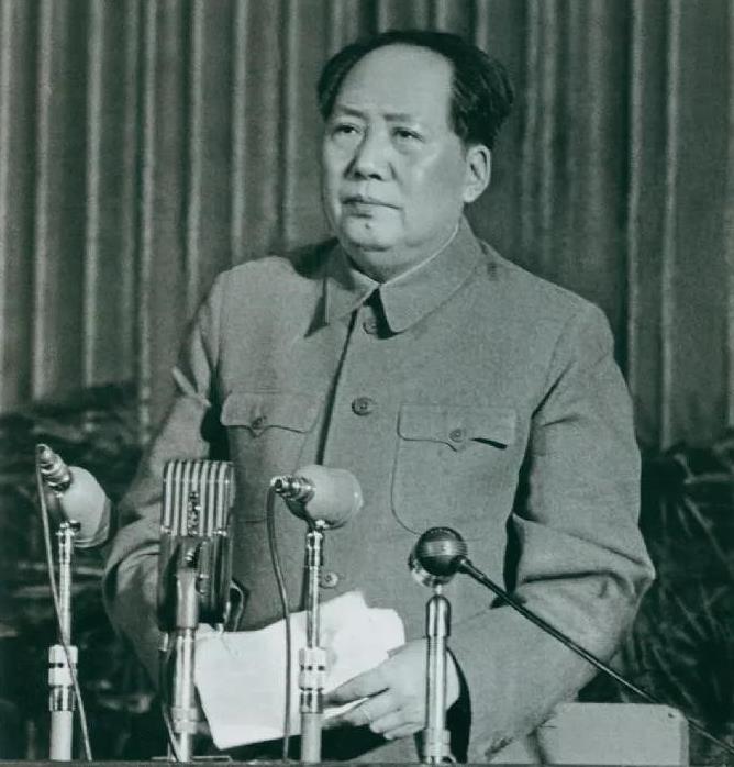 　1957年2月27日，毛澤東在最高國務(wù)會議第十一次（擴大）會議上發(fā)表《如何處理人民內(nèi)部的矛盾》（后改為《關(guān)于正確處理人民內(nèi)部矛盾的問題》）講話。