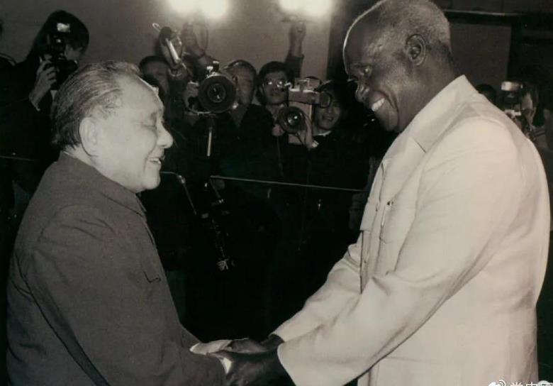 1988年3月1日，鄧小平在北京會(huì)見(jiàn)贊比亞總統(tǒng)肯尼斯·戴維·卡翁達(dá)。