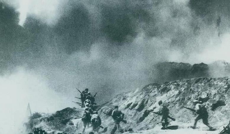 　　1948年2月28日至3月3日，西北野戰(zhàn)軍發(fā)起宜川戰(zhàn)役，殲滅國民黨軍2.9萬余人，取得了轉(zhuǎn)入外線作戰(zhàn)后的第一個大勝利。圖為部隊攻占瓦子街。 