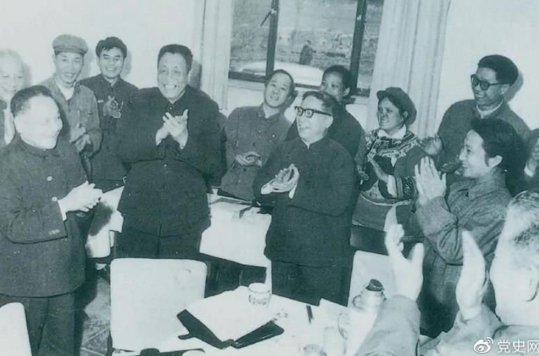 1978年3月2日，鄧小平到五屆全國人大一次會議云南和四川省代表團看望代表們。