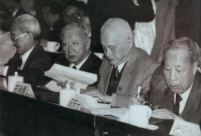 1986年3月，由4位老科學(xué)家倡議，經(jīng)鄧小平批示，中國制定實(shí)施了高技術(shù)研究發(fā)展計(jì)劃。圖為“863”計(jì)劃的4位倡導(dǎo)人王大珩（左2）、王淦昌（左3）、楊嘉墀（左1）、陳芳允（左4）。