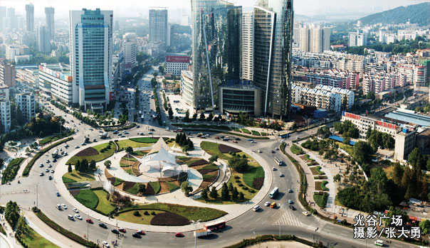 光谷廣場(chǎng)   攝影/張大勇