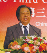 本刊品牌顧問、品牌中國產業(yè)聯(lián)盟主席、中國名牌戰(zhàn)略推進委員會副主任艾豐