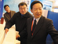 仇保興（右一）在哈爾濱鴻盛集團(tuán)展位考察