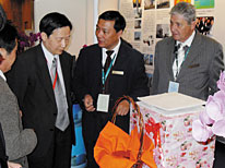 仇保興（右三）考察上海鴻寶實(shí)業(yè)有限公司展位