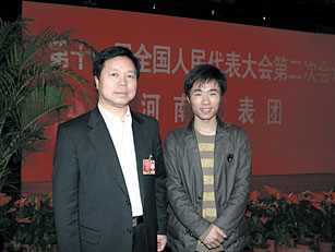 李慶貴市長（左）與記者合影