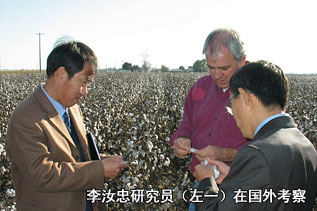 李汝忠研究員(左一)在國(guó)外考察