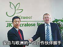 安立軍總裁與歐洲的一位合作伙伴握手