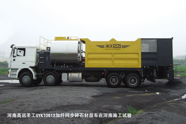 河南高遠(yuǎn)圣工GYKT0612加纖同步碎石封層車在河南施工試驗(yàn)