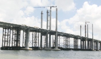 滄口航道橋（稀索斜拉橋）