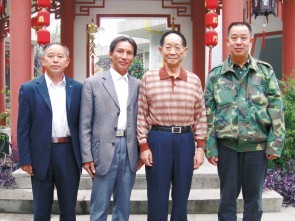 肖利民（右一）與袁隆平院士合影