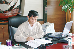 工作中的馮偉忠