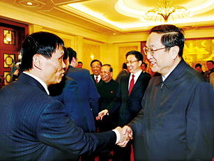 2008年1月15日，公司時任副總經(jīng)理、現(xiàn)任總經(jīng)理馮偉忠作為上海市立功競賽杰出人物之一受到市委書記俞正聲（右一）的親切會見