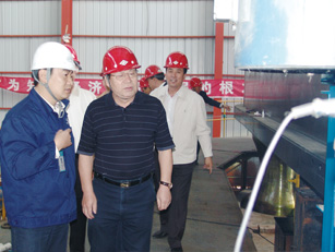 吳任東向顧秉林校長介紹3.6萬噸擠壓機情況