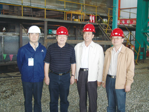 吳任東與顧校長、北重徐明和董事長、雷丙旺副總經(jīng)理合影