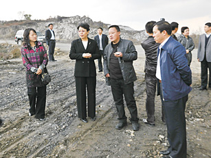 趙敏廳長(zhǎng)（前排左二）在雞西市柳毛石墨礦區(qū)調(diào)研