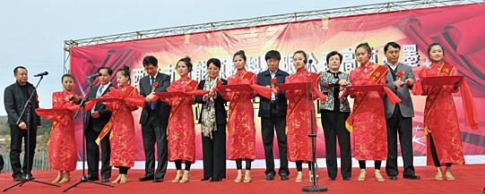 趙敏廳長(zhǎng)(左七)為雞西浩市新能源材料有限公司高純石墨項(xiàng)目投產(chǎn)儀式剪彩