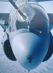 一架美國海軍EA-6B“徘徊者”電子攻擊機(jī)正在接受KC-10加油機(jī)空中加油