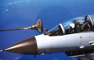 空軍某部殲-10戰(zhàn)機(jī)在南海空域?qū)嵤┛罩屑佑陀?xùn)練