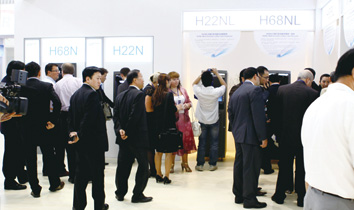 廣電運(yùn)通展出的各款有創(chuàng)新功能的先進(jìn)設(shè)備，引起海內(nèi)外客戶(hù)高度關(guān)注