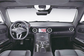 為了能夠讓內(nèi)飾與犀利的外形相得益彰，設(shè)計師在設(shè)計奔馳SLS AMG的內(nèi)飾時同樣參考了戰(zhàn)斗機(jī)的一些元素。最明顯的就是中控臺上的鍍鋅空調(diào)出風(fēng)