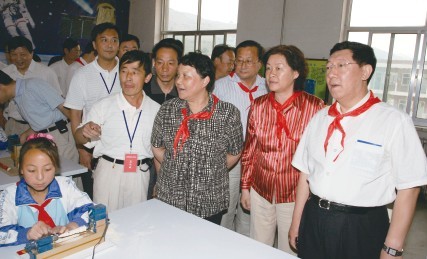 中國科協(xié)常務副主席、黨組書記鄧楠（中），山西省科協(xié)黨組書記韓裕峰（右一）等在方山縣科普教育基地調(diào)研