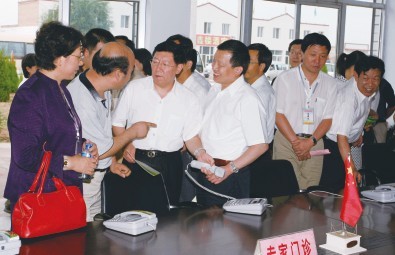 山西省政協(xié)副主席衛(wèi)小春（前左四）、山西省科協(xié)黨組書記韓裕峰（前左三）等在朔州農(nóng)科110服務站調(diào)研