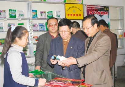 韓裕峰（前中）等在太原市北營科普惠農(nóng)服務站考察