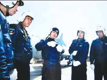 畢紅軍(中)向戰(zhàn)友們介紹新裝備試飛情況