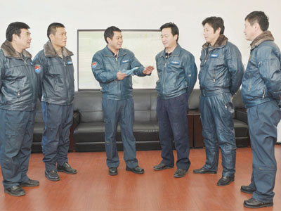 李國恩（左三）與試飛員交流試飛經(jīng)驗