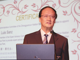 海淀區(qū)常務(wù)副區(qū)長、海淀園管委會(huì)主任楊志強(qiáng)主持會(huì)議