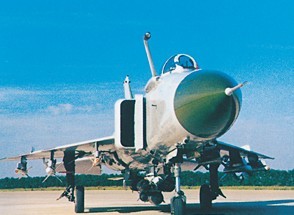 我國(guó)自行研制的第一種受油機(jī)——?dú)?8D飛機(jī)