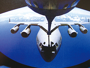 美國(guó)采用硬管式加油給大型飛機(jī)空中加油