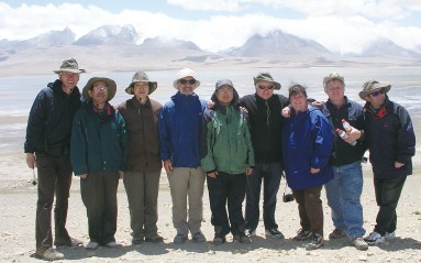 2005年組織西藏地質野外研討會與美國等國部分專家在喜馬拉雅合影（左四為美國Depaolo院士、右四為IGCP430主席Flower教授、左二左三為潘桂棠莫宣學教授）